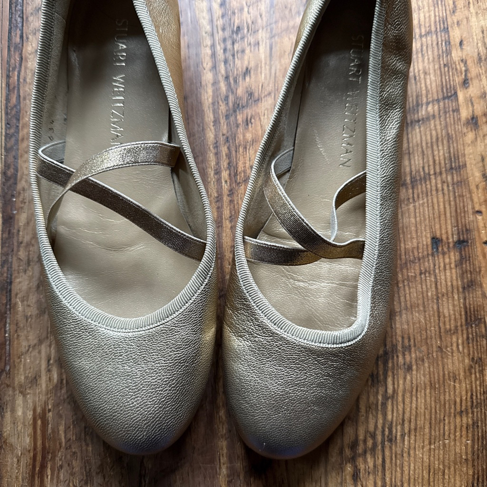 Women's Stuart Weitzman Gold Flats Size 7 N
